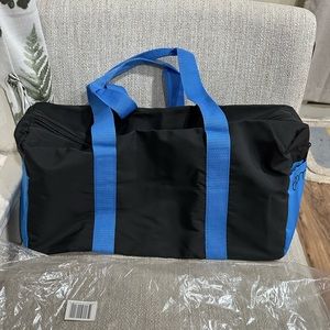new Bloomingdale’s travel bag/ duffel bag/ gym bag black
